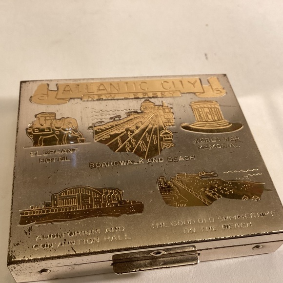 Vintage Atlantic City souvenir compact - Picture 4 of 4